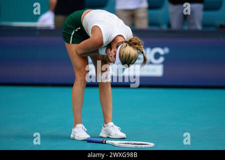 Miami Gardens, Florida, USA. 30. März 2024. Danielle Collins aus den Vereinigten Staaten feiert ihren Sieg über Elena Rybakina aus Kasachstan im Finale der Miami Open am 30. März 2024 im Hard Rock Stadium in Miami Gardens, Florida. (Foto von Mauricio Paiz) Credit: Mauricio Paiz/Alamy Live News Stockfoto