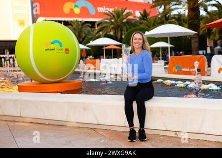 Miami Gardens, Florida, USA. 30. März 2024. Danielle Collins aus den Vereinigten Staaten posiert mit der Champions-Trophäe, nachdem sie Elena Rybakina aus Kasachstan im Finale der Frauen am 15. Tag der Miami Open besiegt hatte, das Itau am 30. März 2024 im Hard Rock Stadium in Miami Gardens, Florida. (Foto von Mauricio Paiz) Credit: Mauricio Paiz/Alamy Live News Stockfoto