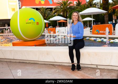 Miami Gardens, Florida, USA. 30. März 2024. Danielle Collins aus den Vereinigten Staaten posiert mit der Champions-Trophäe, nachdem sie Elena Rybakina aus Kasachstan im Finale der Frauen am 15. Tag der Miami Open besiegt hatte, das Itau am 30. März 2024 im Hard Rock Stadium in Miami Gardens, Florida. (Foto von Mauricio Paiz) Credit: Mauricio Paiz/Alamy Live News Stockfoto