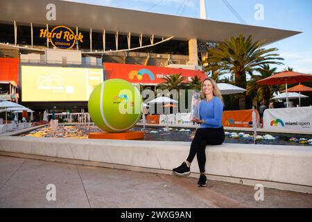 Miami Gardens, Florida, USA. 30. März 2024. Danielle Collins aus den Vereinigten Staaten posiert mit der Champions-Trophäe, nachdem sie Elena Rybakina aus Kasachstan im Finale der Frauen am 15. Tag der Miami Open besiegt hatte, das Itau am 30. März 2024 im Hard Rock Stadium in Miami Gardens, Florida. (Foto von Mauricio Paiz) Credit: Mauricio Paiz/Alamy Live News Stockfoto