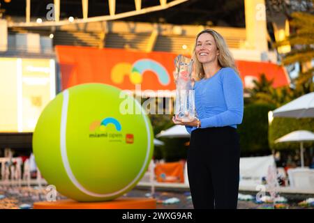 Miami Gardens, Florida, USA. 30. März 2024. Danielle Collins aus den Vereinigten Staaten posiert mit der Champions-Trophäe, nachdem sie Elena Rybakina aus Kasachstan im Finale der Frauen am 15. Tag der Miami Open besiegt hatte, das Itau am 30. März 2024 im Hard Rock Stadium in Miami Gardens, Florida. (Foto von Mauricio Paiz) Credit: Mauricio Paiz/Alamy Live News Stockfoto