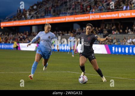 Bay FC Stürmer Scarlett Camberos (11) und Houston Dash Stürmer Courtney Petersen (8) verfolgen den Ball während eines NWSL-Frauenfußballspiels am Samstag, den 30. März 2024, in San Jose. Calif. (Rowan Jack/Image of Sport) Stockfoto