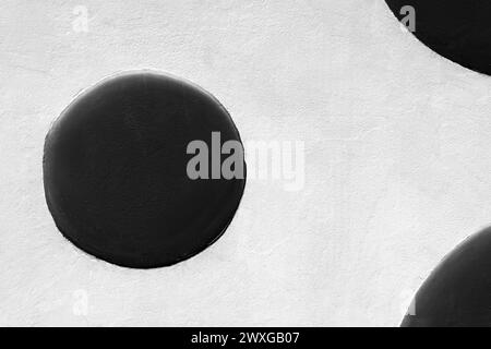 Schwarz Runde Objekte Design Detail Innendekoration Wand Weiß Farbe Mond Muster Außen Hintergrund Kreis Dekor Modern Abstract. Stockfoto