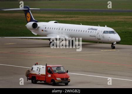 Aufgrund von Problemen mit Triebwerken beim Flugzeugtyp A320 Neo, zieht die Lufthansa ihre Flotte aus operativen Gründen zusammen. Mit diesem Vorgehen werden einige Verbindungen für einen begrenzten Zeitraum eingestellt. Friedrichshafen, 30.03.2024 *** aufgrund von Problemen mit Triebwerken des Flugzeugtyps A320 Neo reduziert Lufthansa ihre Flotte aus betrieblichen Gründen. Daher werden einige Verbindungen für einen begrenzten Zeitraum ausgesetzt Friedrichshafen, 30 03 2024 Foto:XR.xSchmiegeltx/xFuturexImagex lufthansa 4308 Stockfoto