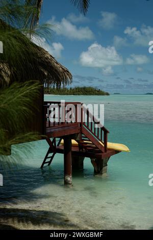 Überwasserbungalow auf der Insel Aitutaki Stockfoto