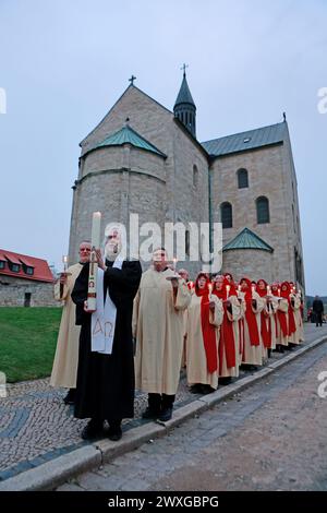 Gernrode, Deutschland. 31. März 2024. In einer Prozession bahnen sich die Darsteller und Priester Andreas Müller (Front) von der St. durch das Dorf Stiftskirche Cyriakus. Traditionell wird das Osterspiel in der Stiftskirche am Ostersonntag aufgeführt. Credit: dpa Picture Alliance/Alamy Live News Credit: dpa Picture Alliance/Alamy Live News Stockfoto