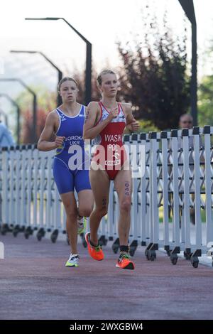 BALIKESIR, TURKIYE - 05. AUGUST 2023: Athleten, die in der Laufkomponente der Europa-Triathlon-Sprint- und Staffelmeisterschaften in Balikesir antreten Stockfoto