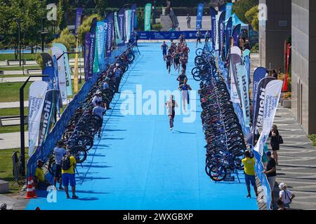 BALIKESIR, TURKIYE - 05. AUGUST 2023: Athleten, die in der Laufkomponente der Europa-Triathlon-Sprint- und Staffelmeisterschaften in Balikesir antreten Stockfoto