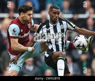 Konstantinos Mavropanos von West Ham United und Alexander Isak von Newcastle United kämpfen um den Ball während des Premier League-Spiels Newcastle United gegen West Ham United in St. James's Park, Newcastle, Großbritannien, 30. März 2024 (Foto: Mark Cosgrove/News Images) Stockfoto