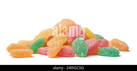 Haufen Jujubes, fruchtig gewürzte bunt gummiartige Bonbons mit länglich geformter isolierter weißer Hintergrund Seitenansicht Stockfoto