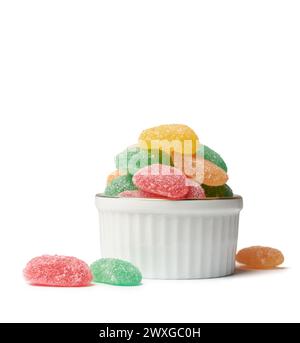 jujubes, fruchtig gewürzte bunt gummiartige Kaubonbonbonbonbons mit länglich geformter Form auf weißer Tasse verstreut isoliert weißen Hintergrund Stockfoto