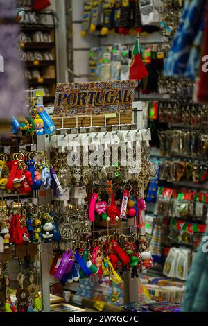 Farbenfrohe Auswahl portugiesischer Souvenirs in einem Souvenirladen. Lissabon, Portugal. Februar 2024. Stockfoto