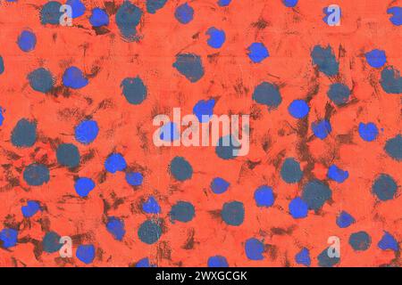 Blaues abstraktes Muster Pinselstriche auf hellorangem Hintergrund der Wandoberfläche. Stockfoto