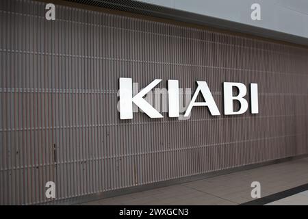 Bordeaux , Frankreich - 03 28 2024 : Kiabi-Zeichen Logo und Text Marke vor der Fassade Geschäft Kette Mode Kleidung Boutique Eingang Stockfoto