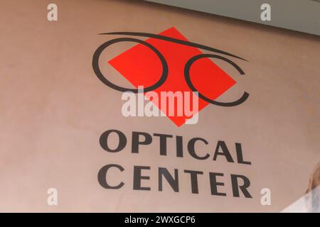 Bordeaux , Frankreich - 03 23 2024 : Optical Center Logo und Textzeichen Optic Store Fassade französische Marke Optician Brille Stockfoto