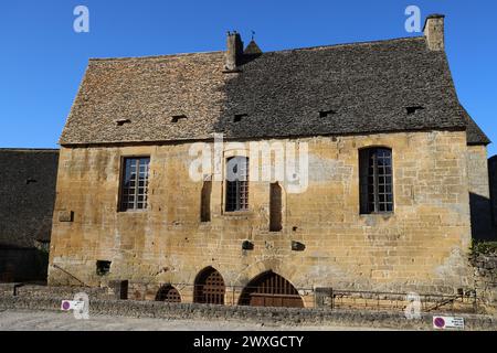 Saint-Geniès ist eines der schönsten Dörfer im Périgord Noir, auf halbem Weg zwischen Sarlat und Montignac-Lascaux. Sein Charme liegt in seinem ockerfarbenen Stein h Stockfoto