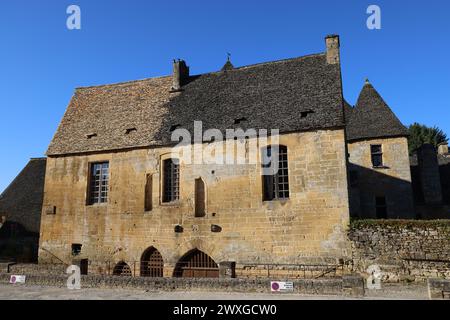 Saint-Geniès ist eines der schönsten Dörfer im Périgord Noir, auf halbem Weg zwischen Sarlat und Montignac-Lascaux. Sein Charme liegt in seinem ockerfarbenen Stein h Stockfoto