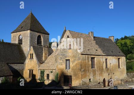 Saint-Geniès ist eines der schönsten Dörfer im Périgord Noir, auf halbem Weg zwischen Sarlat und Montignac-Lascaux. Sein Charme liegt in seinem ockerfarbenen Stein h Stockfoto