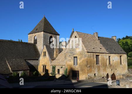 Saint-Geniès ist eines der schönsten Dörfer im Périgord Noir, auf halbem Weg zwischen Sarlat und Montignac-Lascaux. Sein Charme liegt in seinem ockerfarbenen Stein h Stockfoto