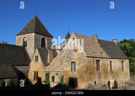 Saint-Geniès ist eines der schönsten Dörfer im Périgord Noir, auf halbem Weg zwischen Sarlat und Montignac-Lascaux. Sein Charme liegt in seinem ockerfarbenen Stein h Stockfoto