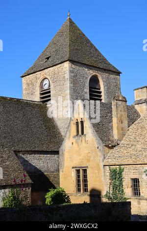 Saint-Geniès ist eines der schönsten Dörfer im Périgord Noir, auf halbem Weg zwischen Sarlat und Montignac-Lascaux. Sein Charme liegt in seinem ockerfarbenen Stein h Stockfoto