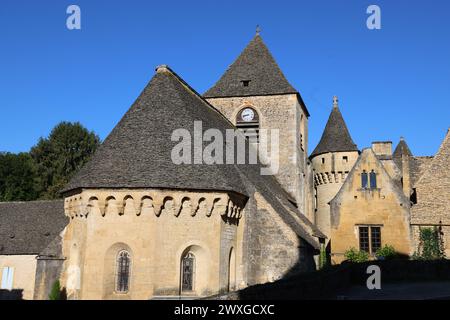 Saint-Geniès ist eines der schönsten Dörfer im Périgord Noir, auf halbem Weg zwischen Sarlat und Montignac-Lascaux. Sein Charme liegt in seinem ockerfarbenen Stein h Stockfoto