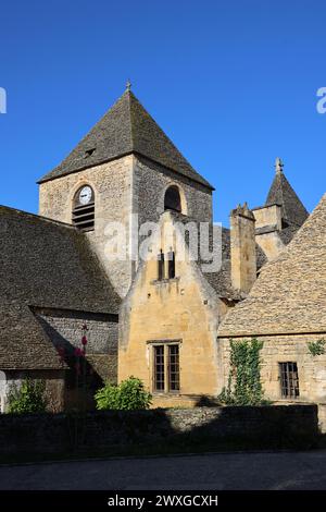 Saint-Geniès ist eines der schönsten Dörfer im Périgord Noir, auf halbem Weg zwischen Sarlat und Montignac-Lascaux. Sein Charme liegt in seinem ockerfarbenen Stein h Stockfoto