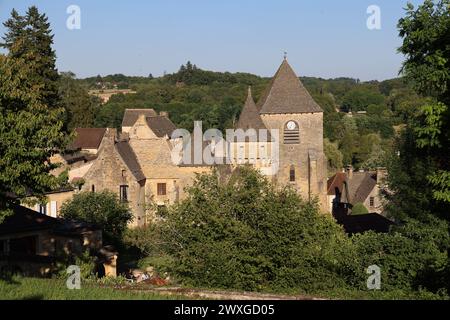 Saint-Geniès ist eines der schönsten Dörfer im Périgord Noir, auf halbem Weg zwischen Sarlat und Montignac-Lascaux. Sein Charme liegt in seinem ockerfarbenen Stein h Stockfoto