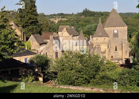 Saint-Geniès ist eines der schönsten Dörfer im Périgord Noir, auf halbem Weg zwischen Sarlat und Montignac-Lascaux. Sein Charme liegt in seinem ockerfarbenen Stein h Stockfoto