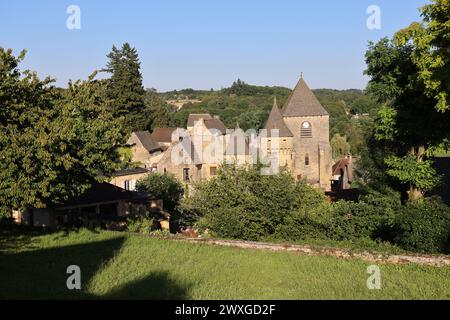 Saint-Geniès ist eines der schönsten Dörfer im Périgord Noir, auf halbem Weg zwischen Sarlat und Montignac-Lascaux. Sein Charme liegt in seinem ockerfarbenen Stein h Stockfoto