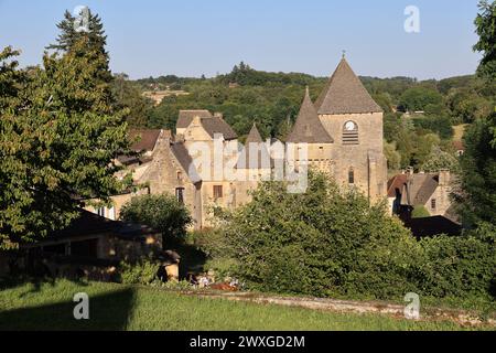 Saint-Geniès ist eines der schönsten Dörfer im Périgord Noir, auf halbem Weg zwischen Sarlat und Montignac-Lascaux. Sein Charme liegt in seinem ockerfarbenen Stein h Stockfoto