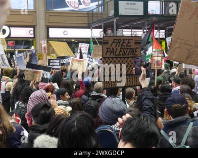 34th St und 7th Ave, New York, NY, USA. , . März 30, 2024. Ein Massenprotest mit 30.000 pro-palästinensischen Demonstranten bricht in Midtown Manhattan aus. Kredit: Julia Mineeva/EGBN TV News/Alamy Live News Stockfoto