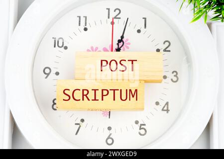 POST SCRIPTUM antike lateinische Spruchbedeutung - Nachdenken, danach Text auf den Holzblöcken auf der Uhr mit Händen Stockfoto