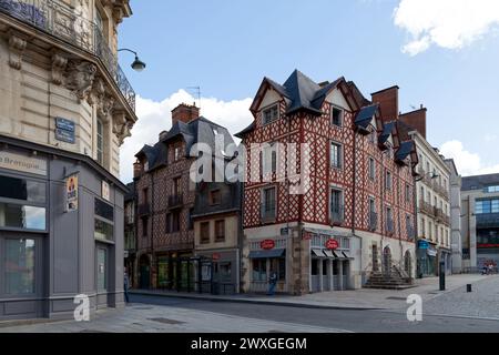 Rennes, Frankreich - Juli 30 2017: Fachwerkgebäude an der Ecke Rue d'Antrain und Place Saint-Anne. Stockfoto