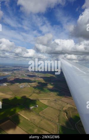 Luftaufnahme entlang eines Flugzeugflügels von Lincoln, Lincolnshire, England. Stockfoto