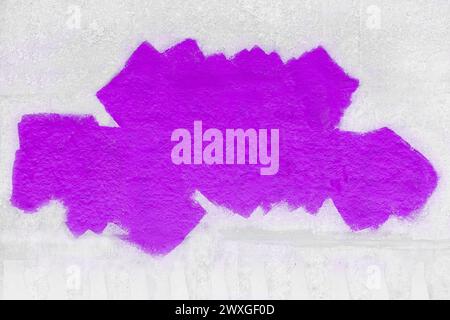 Lila-violette Pinselstriche abstraktes Wanddesign Leerraum für Text leeres Betonhintergrundmuster. Stockfoto