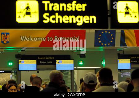 Bukarest, Rumänien. 31. März 2024. Am Flughafen Henri Coanda in der Nähe von Bukarest, Rumänien, befindet sich am 31. März 2024 ein neu installiertes Schild mit der Richtung für Schengen-Reisende. MIT „Bulgarien, Rumänien Beitritt zum Schengen-Raum: Europäische Kommission“ Kredit: Cristian Cristel/Xinhua/Alamy Live News Stockfoto