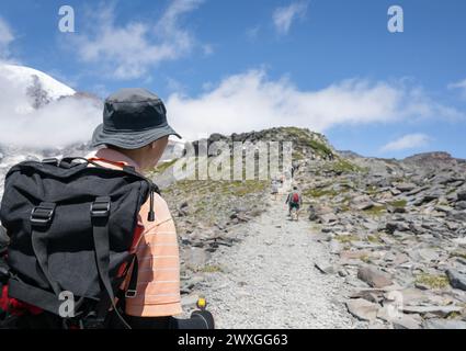 Wandern Sie im Sommer auf dem Skyline Loop Trail im Mount Rainier National Park. Der Berg Rainier blickt durch die Wolken. Bundesstaat Washington. Stockfoto