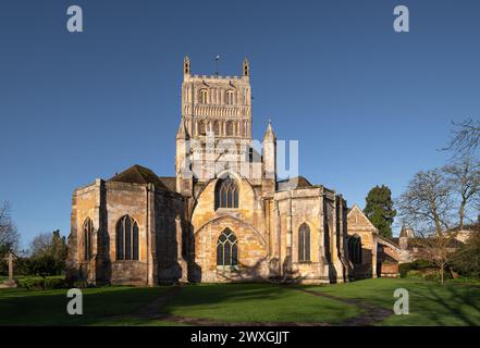 Tewkesbury Abbey in der frühen Morgensonne. Stockfoto