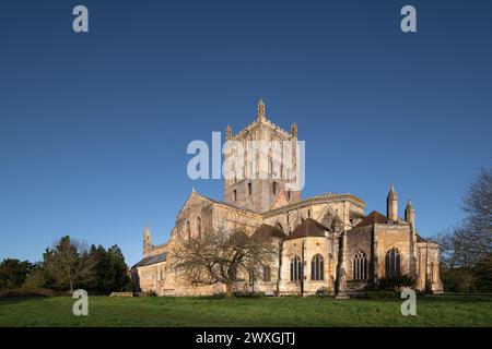 Tewkesbury Abbey in der frühen Morgensonne. Stockfoto