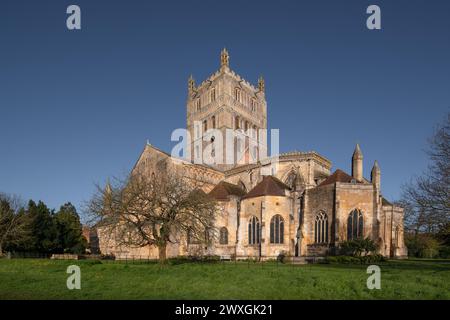 Tewkesbury Abbey in der frühen Morgensonne. Stockfoto