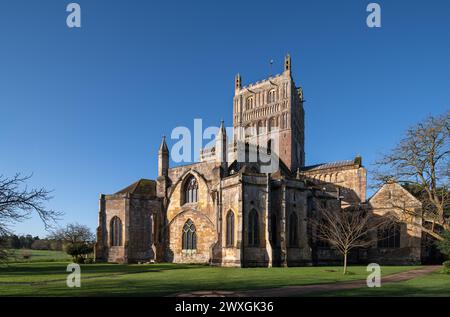 Tewkesbury Abbey in der frühen Morgensonne. Stockfoto