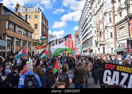 London, England, Großbritannien. 30. März 2024. Die Demonstranten beginnen den marsch am Russell Square. Zehntausende von Menschen marschierten solidarisch mit Palästina in Zentral-London und riefen zu einem Waffenstillstand während des Krieges zwischen Israel und der Hamas auf. (Kreditbild: © Vuk Valcic/ZUMA Press Wire) NUR REDAKTIONELLE VERWENDUNG! Nicht für kommerzielle ZWECKE! Stockfoto