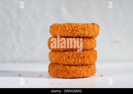 Ein Stapel gebratener Camembert auf weißem Hintergrund Stockfoto