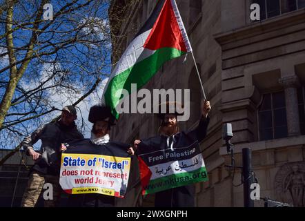 London, Großbritannien. 30. März 2024. Demonstranten passieren Holborn. Zehntausende von Menschen marschierten solidarisch mit Palästina in Zentral-London und riefen zu einem Waffenstillstand während des Krieges zwischen Israel und der Hamas auf. Quelle: Vuk Valcic/Alamy Live News Stockfoto