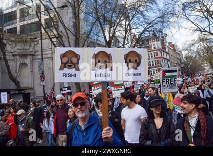 London, Großbritannien. 30. März 2024. Demonstranten passieren Holborn. Zehntausende von Menschen marschierten solidarisch mit Palästina in Zentral-London und riefen zu einem Waffenstillstand während des Krieges zwischen Israel und der Hamas auf. Quelle: Vuk Valcic/Alamy Live News Stockfoto