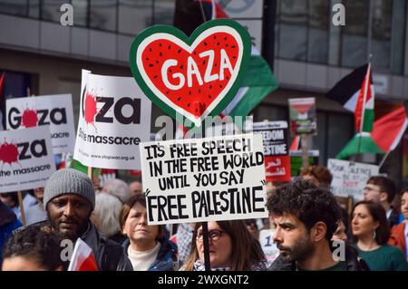 London, Großbritannien. 30. März 2024. Demonstranten passieren Holborn. Zehntausende von Menschen marschierten solidarisch mit Palästina in Zentral-London und riefen zu einem Waffenstillstand während des Krieges zwischen Israel und der Hamas auf. Quelle: Vuk Valcic/Alamy Live News Stockfoto