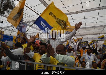 Delhi, Neu-Delhi, Indien. 31. März 2024. Anhänger der AAM Admi Party rufen Parolen nach dem Vorbild des Parteiführers und Delhi-Chefministers Arvind Kejriwal auf einer Protestkundgebung, die vom INDIA bloc, einer Gruppe von Oppositionsparteien, am Sonntag, März 31 in Neu-Delhi, Indien, organisiert wurde. 2024. (Kreditbild: © Deep Nair/ZUMA Press Wire) NUR REDAKTIONELLE VERWENDUNG! Nicht für kommerzielle ZWECKE! Quelle: ZUMA Press, Inc./Alamy Live News Stockfoto