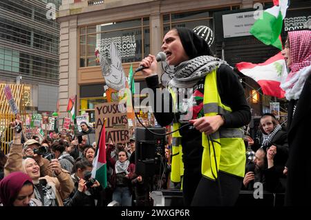 Ein pro-palästinensischer Demonstrant singt während einer Kundgebung auf dem Times Square Slogans. Pro-palästinensische Demonstranten versammelten sich in Manhattan, New York City, um die Militäroperationen der israelischen Streitkräfte in Gaza zu verurteilen. Die Kundgebung fand am Landtag statt, um 1976 an einen Protest gegen die Pläne der israelischen Regierung zu erinnern, Land im Besitz der Araber im Norden Galiläas zu kontrollieren. Die israelische Polizei erschoss 1976 sechs Palästinenser. Jährlich symbolisiert der Landtag den palästinensischen Widerstand gegen Israel. Seit Beginn des Krieges am 7. Oktober 2023 sagte das gesundheitsministerium des Gazastreifens, dass es mehr als 32.000 Menschen waren Stockfoto