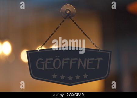 Offenes Schild mit der Aufschrift 'geöffnet' im Englischen 'Open'. Stockfoto